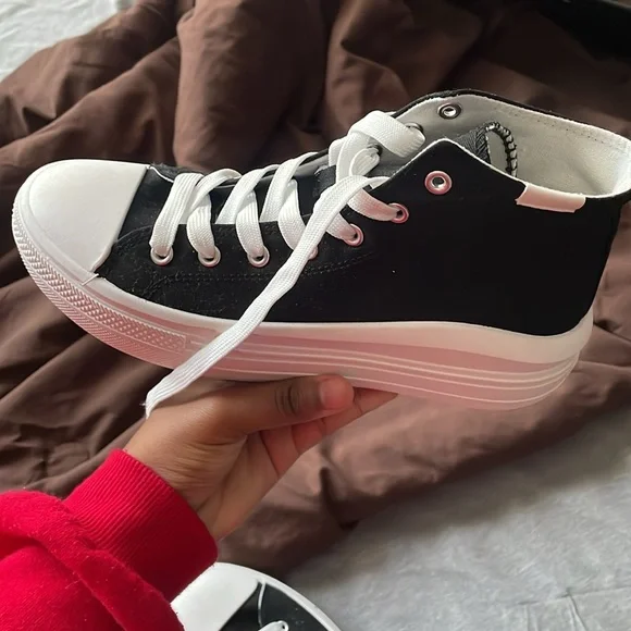 Brand new shoes, never worn before, I have 2 of them - Picture 3 of 5